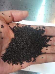 Read more about the article Aplikasi Rubber Granule Pada Rumput Sintetis